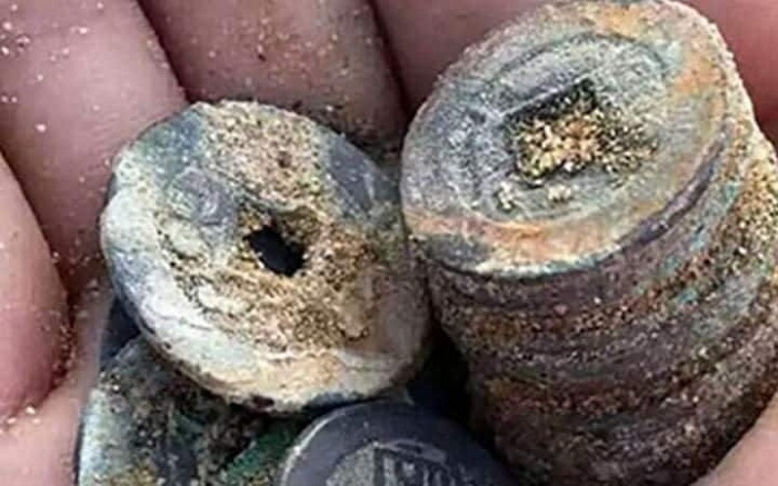 Treasure hunting villagers `dig up 500kg of Qing dynasty coins` near river in China